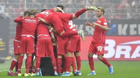 Marius Bulter (Union Berlin) ghi một trong nhưng bàn thắng đẹp nhất trong sự nghiệp của mình. Cú sút căng tên lửa từ xa của anh đi thẳng vào góc cao bên phải. Bàn thắng này chắc chắn sẽ xuất hiện rất nhiều trên tivi vào những ngày sắp tới.