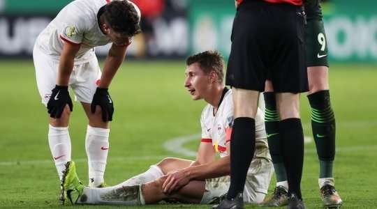 Willi Orban (RB Leipzig) đang nằm sân trong đau đớn và anh cần sự chăm sóc y tế. Chúng ta vẫn chưa thể xác định được mức độ nghiêm trọng của chấn thương vừa rồi.