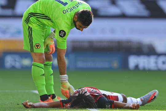 Nathan Ake (Bournemouth) đang yêu cầu trợ giúp y tế và trọng tài đã cho dừng trận đấu để các bác sĩ vào sân.