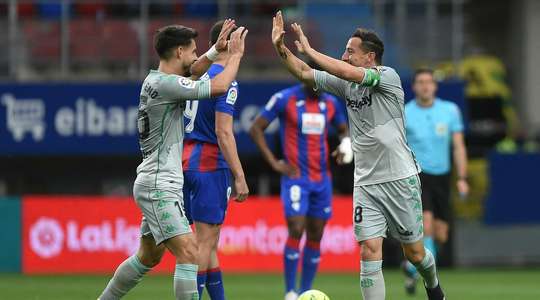 VÀO! Andres Guardado (Betis) nhận một đường chuyền và quyết định thử vận may của mình từ xa. Cú sút bị một cầu thủ khác làm đổi hướng, vừa đủ để khiến thủ môn Marko Dmitrovic không thể làm gì được. Tỉ số là 0:1.