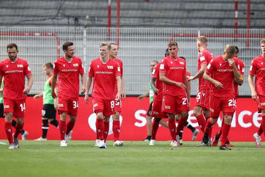 Christian Gentner (Union Berlin) sút rất nhanh về phía khung thành sau khi nhận được bóng từ một đường chuyền xé toang hàng phòng ngự của một đồng đội. Cú sút của anh đưa bóng chuẩn xác vào phía trong cột dọc bên trái, trong sự bất lực của thủ môn đối phương!