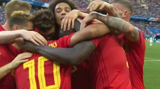 Vào! Eden Hazard lấy bóng, giúp Romelu Lukaku (Bỉ) thoát xuống vòng cấm và anh ấy ghi bàn với một pha dứt điểm bấm bóng thú vị để thay đổi tỉ số thành 3:0.