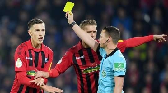 Một chiếc thẻ vàng xứng đáng. Cú tắc bóng của Nico Schlotterbeck (Freiburg) là khá thô bạo và trọng tài Robert Kampka đã không do dự rút ra một chiếc thẻ vàng cho anh ấy.