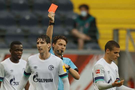 Đây là chiếc thẻ phạt thứ hai cho Can Bozdogan (Schalke) và chúng ta sẽ không được xem anh ấy thi đấu thêm một phút nào nữa trong trận đấu ngày hôm nay. Trọng tài Guido Winkmann đã không có sự lựa chọn nào khác trong tình huống vừa rồi.