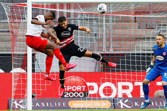 Anthony Modeste (Köln) bật lên đón một quả tạt tốt và ghi bàn với một cú đánh đầu đập đất và đi vào phía trong cột dọc bên phải. Thủ môn đã không có cơ hội nào để cản phá.