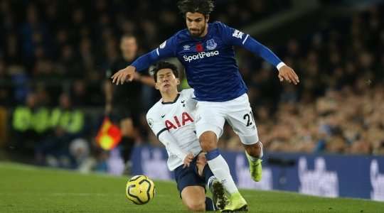 Heung-Min Son (Tottenham) có một pha tắc bóng ác ý và trọng tài quyết định đuổi anh ấy khỏi sân.