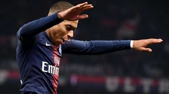 Vào! Kylian Mbappe (Paris SG) sút xa và pha dứt điểm của anh ấy sượt một hậu vệ và đi qua Benjamin Lecomte. 5:1.