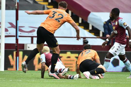 Leander Dendoncker (Wolves) khống chế bóng gọn gàng từ một đường chuyền sắc sảo tại rìa vòng cấm và tung cú sút căng vào vào góc thấp bên phải khung thành, theo một phong cách đã thành thương hiệu của anh.