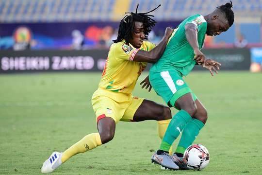 Mustapha Ghorbal tạm dừng trận đấu. Đó là một pha phạm lỗi chiến thuật của Sessi D'Almeida (Benin).
