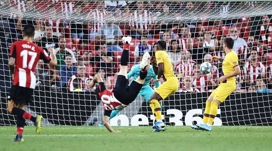 Một BÀN THẮNG tuyệt đẹp! Aritz Aduriz (Ath Bilbao) cho thấy một quyết tâm cao độ để đón bóng trong vòng cấm và tung người lên không để thực hiện một cú đá cắt kéo tuyệt đỉnh, khiến Marc-Andre ter Stegen không thể làm gì được. Tỉ số đã được nâng lên: 1:0.