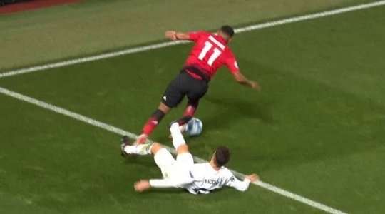 Trọng tài ngày hôm nay, Slavko Vincic quyết định phạt thẻ vàng đối với Cristiano Piccini (Valencia) vì một pha tắc bóng thô bạo.