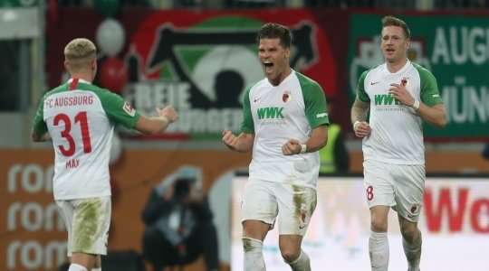 Florian Niederlechner (Augsburg) nhận một đường chuyền của đồng đội vào trong vòng cấm và ghi bàn bằng một cú sút hoàn hảo, đưa bóng vượt qua thủ môn vào thẳng nóc lưới.