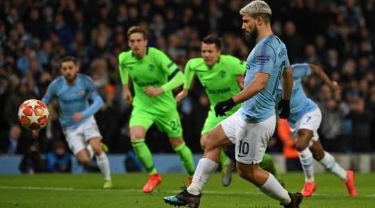 Sergio Aguero (Manchester City) đánh lừa thủ môn Ralf Fahrmann đổ người về góc và sút quả penalty vào chính giữa khung thành.