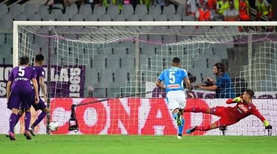 Vào! Erick Pulgar (Fiorentina) giành chiến thắng trên chấm phạt đền bằng một cú sút không thể cản phá, vượt qua tầm với của thủ môn Alex Meret vào góc thấp bên trái.