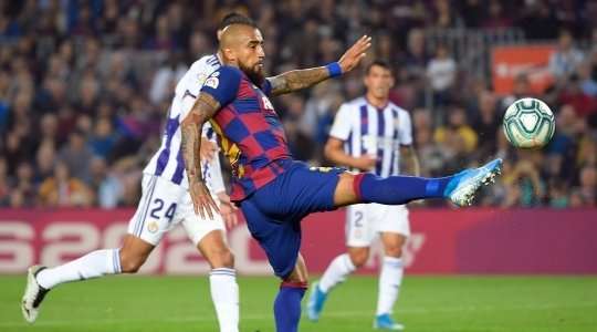 Vào! Lionel Messi kiến tạo cho Arturo Vidal (Barcelona) một đường chuyền tốt trong vòng cấm. Nó cho phép anh ấy dứt điểm với một cú sút hiểm hóc vào phía trong cột dọc bên phải. 2:1.