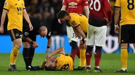 Diogo Jota (Wolves) ra hiệu là mình đang bị đau, nhưng anh sẽ phải rời khỏi sân để nhận được sự chăm sóc từ đội ngũ y tế.