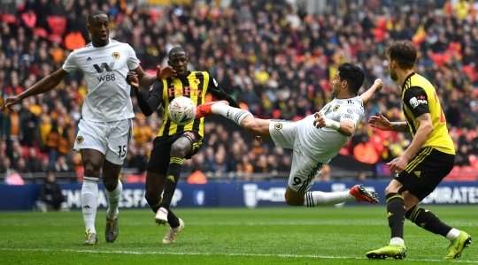 Matt Doherty thực hiện một quả tạt rất tốt cho Raul Jimenez (Wolves), người đã tìm thấy khoảng trống trong vòng cấm để đưa bóng vào lưới.