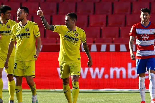 Một bàn thắng ngoạn mục! Gerard Moreno (Villarreal) bứt tốc như một mũi lao vào vòng cấm để đón quả tạt và sút bóng vào góc thấp bên trái, để mặc thủ môn đứng chôn chân sững sờ!