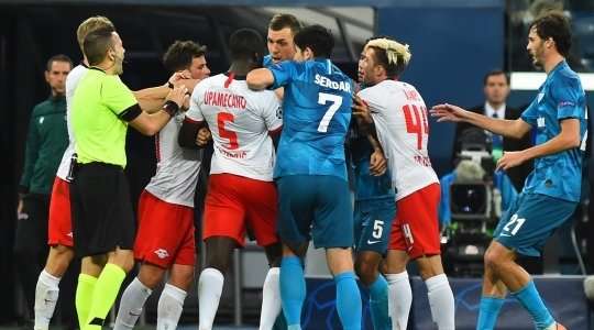 Một chiếc thẻ vàng được rút ra dành cho Artem Dzyuba (Zenit St Petersburg).