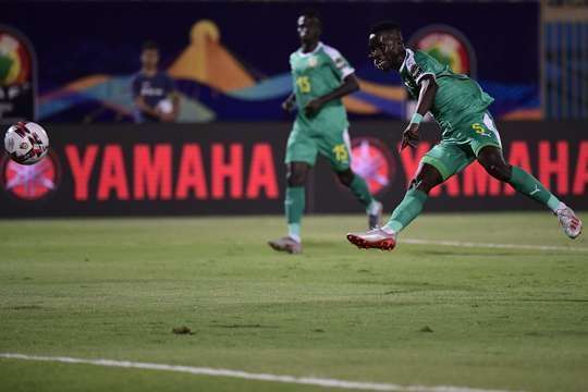 Vào! Sadio Mane tung một đường chuyền tuyệt vời đến vị trí của Idrissa Gueye (Senegal) trong vòng cấm, và cầu thủ này tận dụng rất tốt cơ hội để dứt điểm gọn gàng vào góc trái khung thành. 1:0.