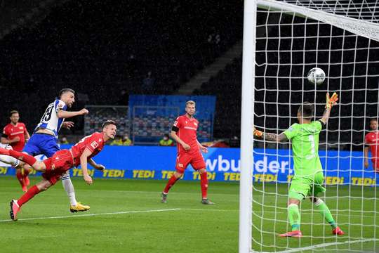 Vào! Marvin Plattenhardt treo bóng vào sâu trong vòng cấm kiến tạo cho Vedad Ibisevic (Hertha Berlin) ở một vị trí trống trải, và cú đánh đầu cận thành của cầu thủ này đã đưa bóng vượt qua tầm với của thủ môn đi vào góc trái khung thành. Tỉ số là 1:0.