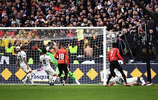 Một bàn phản lưới do lỗi của Presnel Kimpembe (Paris SG), anh nỗ lực ngăn cản một quả tạt của đối phương, nhưng lại xui xẻo làm bóng đổi hướng vào sát cột dọc bên trái của khung thành đội nhà.