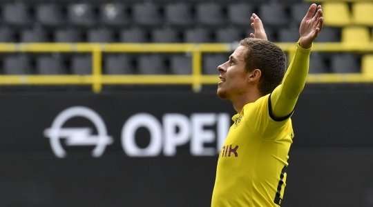 Vào! Thorgan Hazard (Dortmund) được nạp đạn bằng đường chuyền chính xác của Julian Brandt ở một vị trí bên trong vòng cấm. Cú sút trái phá của anh không cho thủ môn đối phương bất kỳ cơ hội cản phá nào, bóng ghim thẳng vào góc thấp bên phải khung thành. Tỉ số là 3:0.
