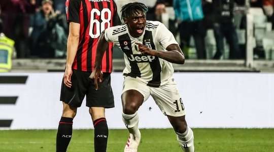 Moise Kean (Juventus) nhận đường chuyền từ đồng đội và anh không hề do dự tung một cú sút chìm không thể cản phá vào góc thấp bên trái khung thành.