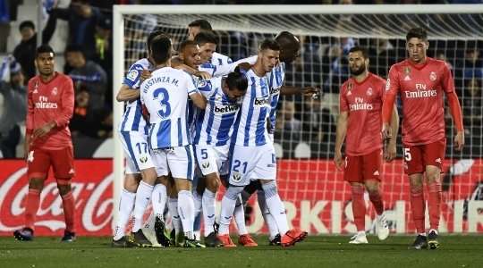 Vào! Sau khi nhận một đường chuyền tốt, Jonathan Silva (Leganes) tung một cú sút đi thẳng vào sát mé trong cột dọc bên trái. Một tình huống phối hợp đồng đội tuyệt vời!