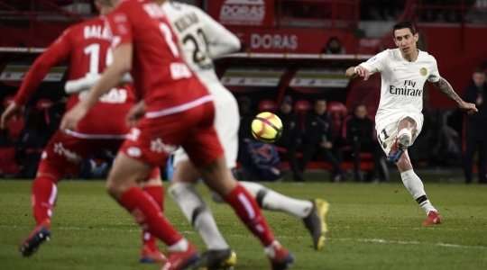 Angel Di Maria (Paris SG) thực hiện quả đá phạt tầm trung và cứa lòng về phía khung thành, bóng đập cột dọc bên phải vào lưới.
