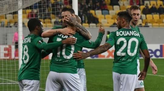 Vào! Wahbi Khazri (St Etienne) giành chiến thắng trên chấm phạt đền bằng một cú sút không thể cản phá, vượt qua tầm với của thủ môn Yuri Pankiv vào góc thấp bên phải.