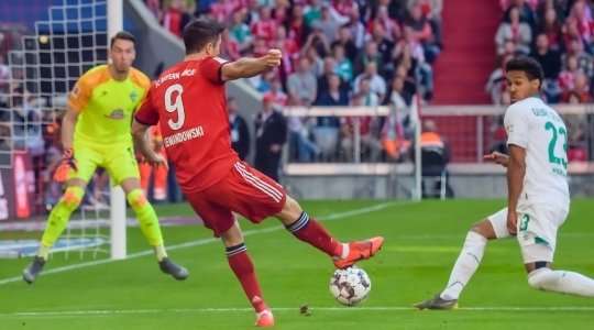 Robert Lewandowski (Bayern Munich) đón một đường chuyền tốt trong vòng cấm và có khoảng trống để nhảy lên dứt điểm. Cú đánh đầu dũng mãnh của anh đi về phía góc trái khung thành, nhưng thủ môn đã đấm bóng ra ngoài thành công. Bayern Munich tạo ra quả phạt góc. Họ đang điều các cầu thủ vào vòng cấm.