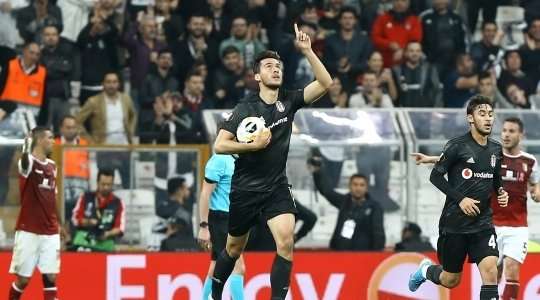 Vào! Umut Nayir (Besiktas) đón một đường chuyền và nó cho phép anh ấy dứt điểm vào lưới trống với một cú đánh đầu cự li gần. Tỉ số đã thay đổi thành 1:1.