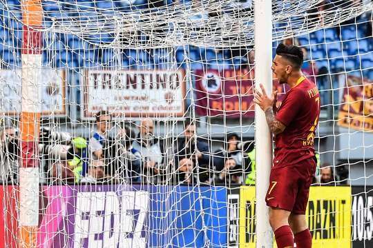 Rất đáng tiếc! Lorenzo Pellegrini (AS Roma) nhận bóng ở một vị trí trống trải trong vòng cấm và anh tung một cú sút đi chệch cột dọc bên trái trong gang tấc.