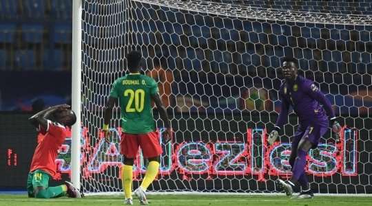 Juary Soares (Guinea Bissau) suýt chút nữa đã ghi bàn! Anh nhận bóng trong vòng cấm từ quả phạt góc nhưng lại dứt điểm chệch cột dọc bên trái trong gang tấc. Đó là một lời cảnh báo mạnh mẽ dành cho hàng phòng ngự đối phương.