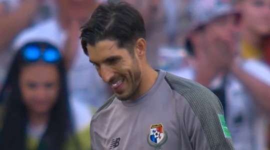 Jaime Penedo có một pha cản phá xuất sắc! Eden Hazard (Bỉ) dễ dàng đi bóng vượt qua hàng phòng ngự và sút bóng từ một cự ly tầm trung. Pha dứt điểm của anh ấy đi vào phía bên phải khung thành, nhưng không vượt qua được chốt chặn cuối cùng là người gác đền! Bóng đã đi ra ngoài sân và trợ lý trọng tài chỉ vào cột cờ góc. Bỉ sẽ thực hiện nó.