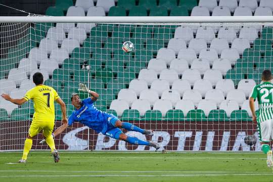 Vào! Gerard Moreno (Villarreal) tinh quái dừng lại một nhịp, chờ cho thủ môn Joel Robles đổ người trước khi bình tĩnh sút tung nóc lưới.