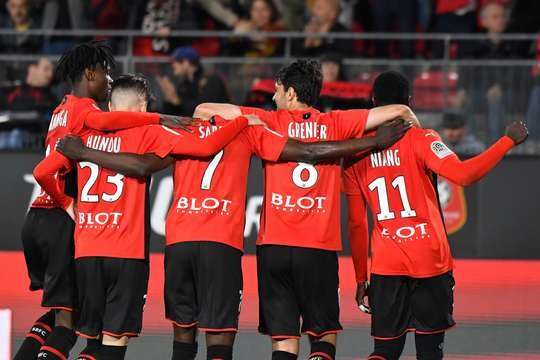 Vào! Ismaila Sarr (Rennes) là người nhanh nhất phản ứng với pha bóng bật ra và sút bóng vào lưới. Tỉ số là 2:1.