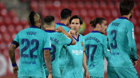 Jordi Alba (Barcelona) thoát xuống sau đường chuyền từ Lionel Messi, anh lao vào vòng cấm và tung cú sút như búa bổ về phía góc cao khung thành trong tư thế đối mặt với thủ môn.