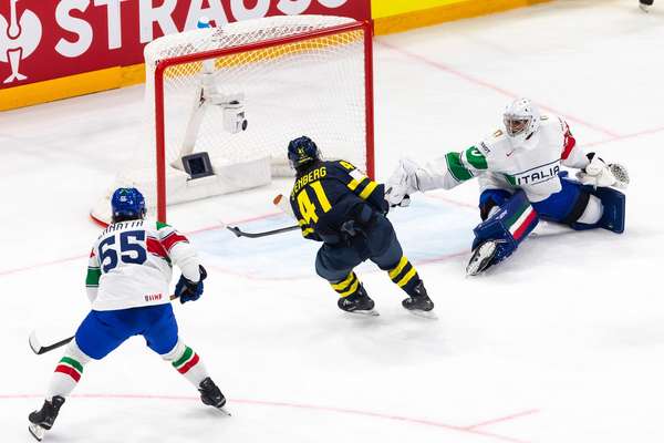 Ivar Stenberg scores his second goal to put Sweden 3-0 up