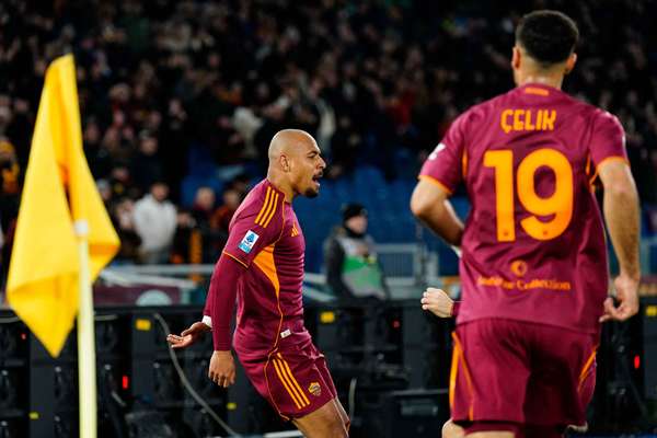 Donyell Malen celebrates