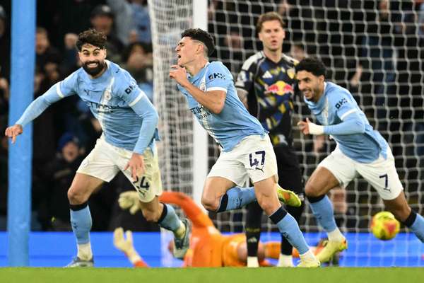 Phil Foden nets a late winner as Manchester City withstand Leeds' comeback