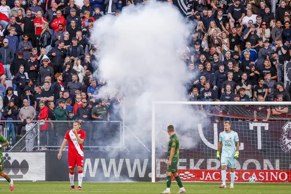 Fan protests force suspension in Eredivisie game between Utrecht and Go Ahead Eagles