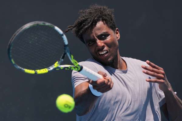 Elias Ymer in action against Alexander Shevchenko
