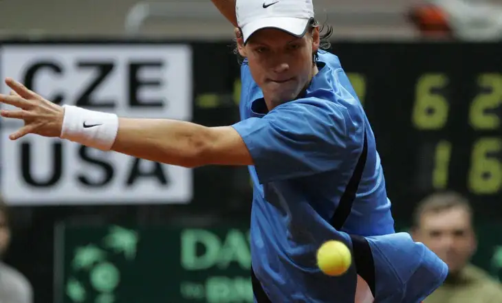 Tomáš Berdych v roce 2007 Ostravě v utkání s Jamesem Blakem v duelu Česko – USA.