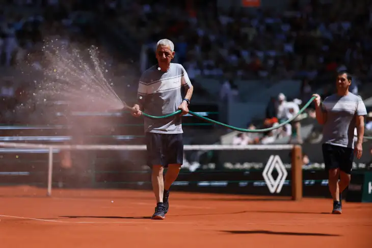 Pokropit vodou by občas potřebovali i hráči...