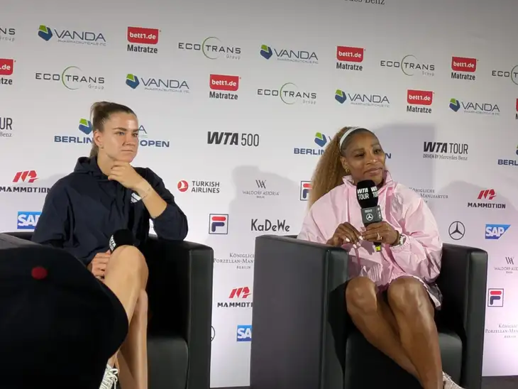 Serena (vpravo) na tiskové konferenci po boku Muchové