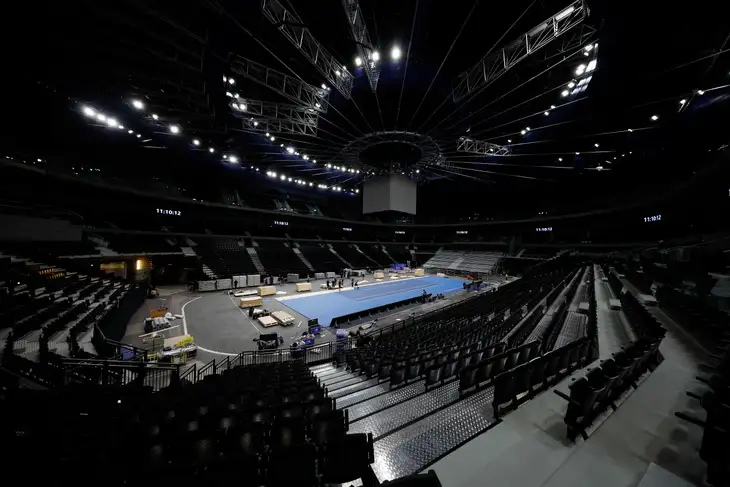Pražská O2 arena se chystá na tenisový duel Česka s USA.
