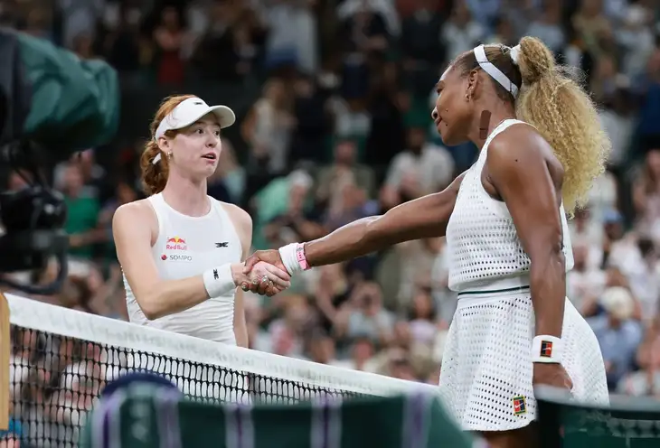 Maya Jointová a Serena Williamsová po vzájemném utkání ve Wimbledonu.