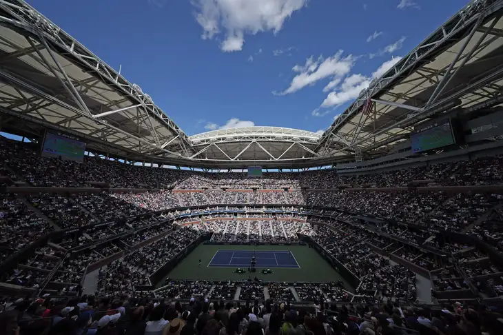 Zaplněné tribuny na Arthur Ashe Stadium